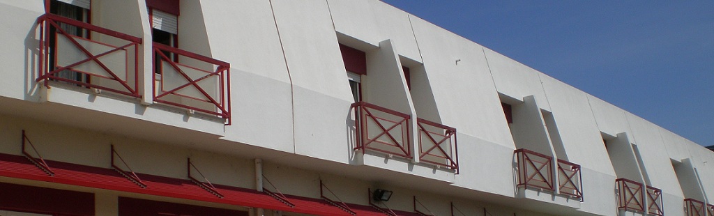 Um edificio moderno, construido em 1997
